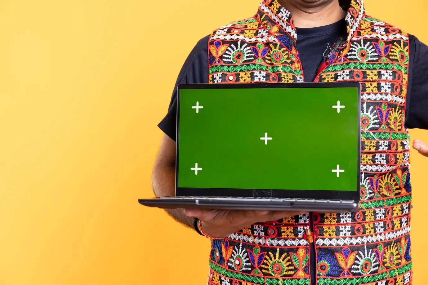 Gros plan sur un employé utilisant une maquette d’ordinateur portable au travail pour accomplir des tâches professionnelles.