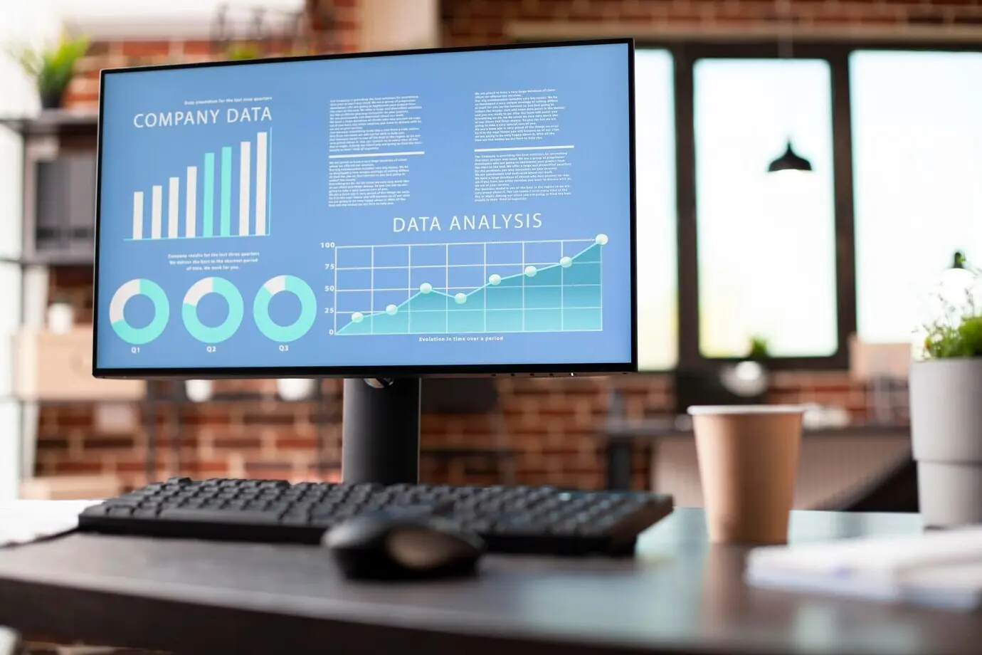 Un bureau de start-up vide affiche des statistiques.