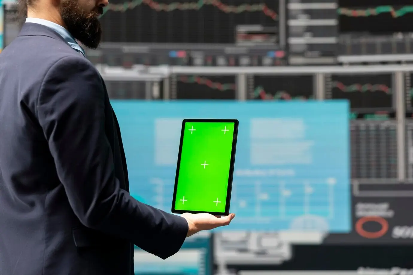 Entrepreneur tenant une tablette avec un écran offrant un espace pour le texte et tirant parti de tableaux de bord.