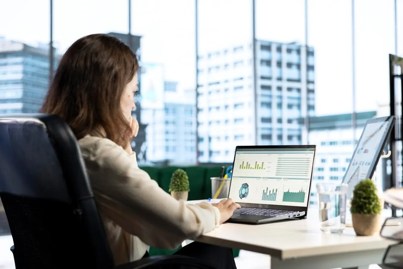 Un jeune entrepreneur doté de compétences en leadership prépare un rapport financier.