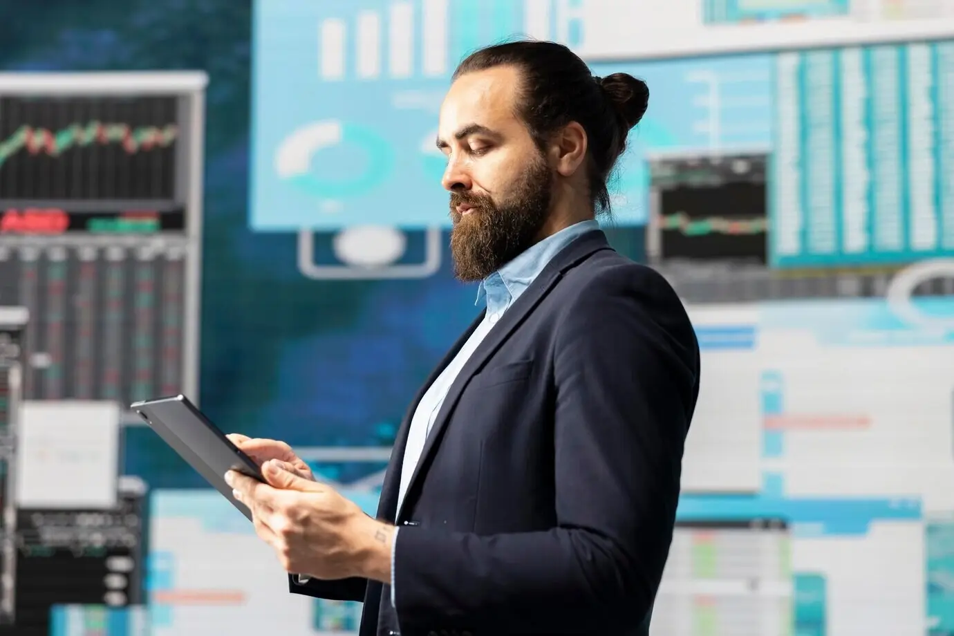 Image conceptuelle présentant un homme d’affaires dans un environnement numérique.